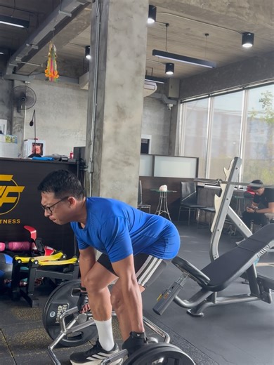 Tanachai Bird on Instagram: "Q: ยกแบบสร้างกล้ามเนื้อจำเป็นต้องยกจนสุดความสามารถทุกครั้งหรือเปล่า A: ไม่จำเป็นครับ ยกเป็นจนหมดแรง (high-intensity) เป็นเพียงแค่วิธีหนึ่งในการสร้างกล้ามเนื้อ อีกวิธีนึงที่สามารถสร้างกล้ามเนื้อได้เหมือนกันคือการยกแบบเกือบหมดแรงแต่ใช้วิธีการเพิ่มเซตเพื่อให้ผลรวมมากขึ้นกว่าเดิม* (high-volume) *เอาเซต × จำนวน reps × น้ำหนัก พยายามให้ได้ตัวเลขมากขึ้นกว่าเดิม @jirat_arts"