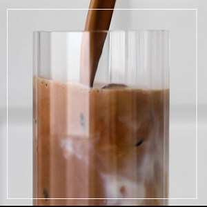 Here’s a chilled Velvetiser recipe to help you cool down this Bank Holiday weekend ❄️ STEP 1 - Pour 100ml milk into a tall glass with 5-9 ice cubes to get it chilling. STEP 2 - Pour another 120ml milk into your Velvetiser. STEP 3 - Sprinkle in the entire contents of a single serve sachet. Press the button and let the Velvetiser go to work. STEP 4 - When ready, pour the warm chocolate/latte into the glass with your chilled milk and enjoy. #velvetiser #chilled #recipe #fromourkitchen #summeriscomi