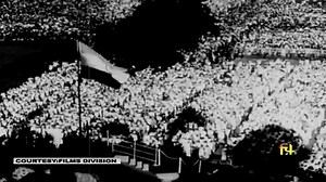🇮🇳 Rare visuals of Pandit Jawaharlal Nehru hoisting the National Flag on Independence Day, 75 years ago. Let us affirm the spirit of fraternity amongst all of us. Let us life the values that Democracy stands for. #ZaraYaadKaroQurbani #IndiaAt75 | All India Mahila Congress