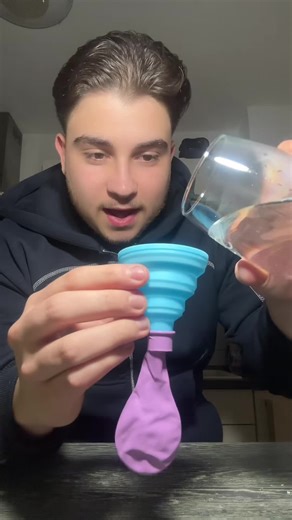 Luftballon Experiment mit Wasser und Lebensmittelfarbe