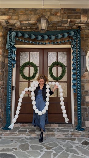 Kellye Palas on Instagram: "POV: World’s biggest pearl necklace 🦪📿 ..waiting for my check #guinnessbookofworldrecords . The sparkly one is like WOMP WOMP compared the VELVETS.. but I think it’ll be a nice accent and add some glam! Want to know how? Check my last couple reels, did this the same way. 😉"