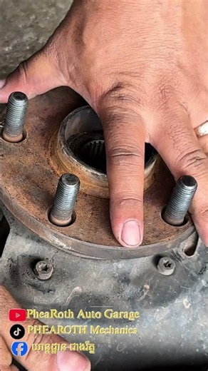How to Identify a Failed Wheel Bearing #shortvideo #Bearing #wheelbearing #Bearingfail #autoshow