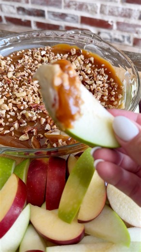 🍎 Caramel Apple Dip Ingredients: • 8 oz cream cheese, softened • 1/3 cup brown sugar • 1 tsp vanilla extract • 1/2 tsp vanilla bean paste (optional) • 13 oz caramel dip Toppings: • Chopped pecans • Chopped walnuts • Toffee bits Instructions: 1. In a medium bowl, beat together cream cheese, brown sugar, vanilla extract, and vanilla bean paste until smooth and creamy. 2. Spread the mixture evenly into a shallow dish or serving bowl. Top with caramel dip 3. Garnish with chopped pecans, walnuts, an