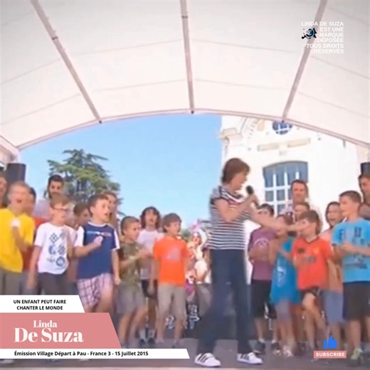 🇫🇷 2015 - Ce 15 Juillet, Linda de Suza participait à l'émission de France 3, "Village départ" dans la ville de Pau, et c'est entourée d'enfants de la ville qu'elle chante "un enfant peut faire chanter le monde". Comme le suggère le titre, la chanson met en avant la puissance symbolique et l’innocence des enfants. Le message central est que les enfants, par leur imagination et leur joie, peuvent transformer le monde et inspirer les adultes à voir la vie avec plus de lumière et d’optimisme. La m