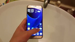 #GalaxyS7 #GalaxyS7edge 水裡也能用有可能嗎？3C達人 Basic的生活日記沖水給你看啦！在水中還可以放音樂、拍照、錄影，真心不騙實測給你看～ 現在購買S7系列加碼贈OTG 32G隨身碟，還有機會抽20名雙人香港豪華之旅➨http://goo.gl/TjJ7mH #S7SuperFun | Samsung