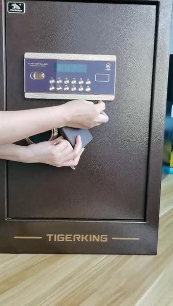 Use the master key and external battery box to open the safe