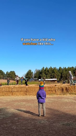 Good news 👇🏼 Did you know onlooker play actually improves cognitive and social emotional skills? It also stimulates imagination and supports language development. Parents often worry when their child isn’t quick to rush in…but this style of watching play is totally healthy and usually subsides around age 4. However, some kids can hold on a bit longer and that’s fine. It’s an important process where children can *learn* how others play together by watching. Gentle encouragement can help. Being 