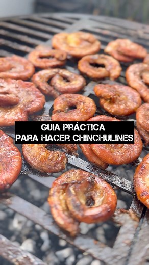 GUÍA PRÁCTICA PARA HACER CHINCHULINES🔥 Seguramente hay muchas formas de hacerlos, esta es la que mas utilizo para lograr el dorado y crocante que a todos nos gusta👇 1-No los lavo, y no los hiervo, asi como vienen de la carniceria van directo a la parrilla (solo hay que cortar) 2-Cortar los chinchulines en forma de “Orejitas”(lo ideal es cortarlos ni bien los sacamos de la heladera para que no se pierda lo del interior) 3-Se pueden dejar marinando en limón y sal entrefina, con 30 minutos es suf