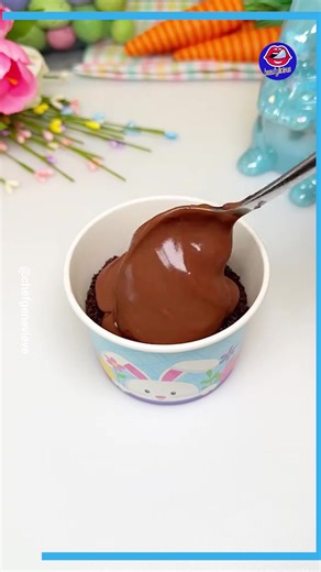 These chocolate covered strawberries and Oreo cookie pudding are such a fun Easter treat. | Cuff-Zoned