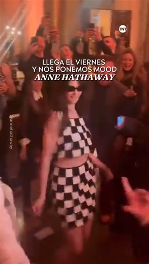 No finjan que no, ya los conocemos… 🍾🥳 #AnneHathaway 📹 @annehathaway | TNT América Latina
