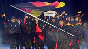 Olympia 2026: Deutsches Team nimmt Anglerhut-Kritik mit Humor: Das sind die Outfits der Winterspiele