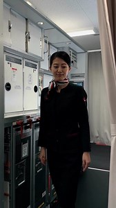 安全練習永遠是我們JAL訓練中心的首位！✈️ 🔒 檢查廚房是航空服務員其中一項重要的職責，由於廚房內裝有重型餐車、趟門式隔間等物品 ，故需要進行徹底檢查。 我們一絲不苟地使用“之”字形的"yubisashi kakunin"（指差し確認）或被稱為“point and call”的技巧，以手指確認所有地方已被鎖上——共同努力確保機艙上每個人的安全。 #FlyJAL #JALTrainingCenter #CabinCrewLife | Japan Airlines