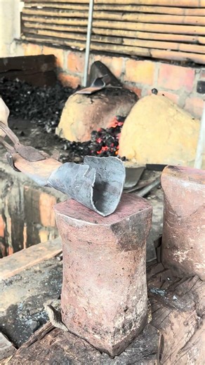 Sharing the process of making the handle for a palm oil harvesting tool #blacksmith #artwork