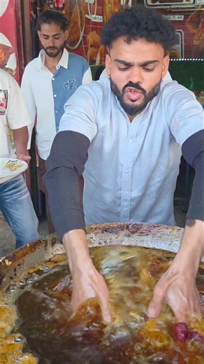 OHO GRAM TAIL MAI HAATH DAL DIYE#viral #strrefoods #reaction #fry #ytshorts #ytfeedshorts