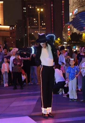 Don‘t blink—you might miss the magic.#caijun #michaeljacksoncaijun#michael #mj #dance #moonwalk #BillieJean