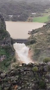 La “fallida presa” de Los Caballeros o del Hundidero en Montejaque funciona, para sorpresa de algunos. Después de días vigilantes y de más de un siglo de estar construida y sin haberse probado nunca, los mecanismos de sifones que tiene en el aliviadero superior están haciendo su trabajo. Ahora el agua pasará por casi 8 kilómetros de la Cueva del Hundidero, que laminará el caudal entrante, para llegar a la salida de la Cueva del Gato con menos fuerza y cantidad. Y río abajo, las familias que pued