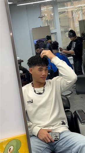 𝐘 𝐄 ｜桃園捲髮權威 | 美式髮型專家｜客製化造型｜男士精緻剪裁｜商業燙髮｜黑人燙 on Instagram: "就是一款不太需要整理的髮型 有興趣的可以參考看看 很帥真的 #barbershop #桃園 #歐美渣 #美式髮型 #男生燙髮"