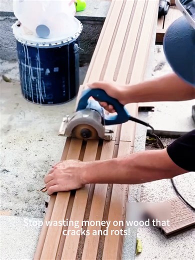 1月7日Say goodbye to cracked, fading wood! Our composite slatted cladding offers lasting beauty, low maintenance, and all-weather protection. Easy to install, perfect for modern homes. #HomeImprovement #OutdoorLiving #LowMaintenance #ExteriorDesign #BuildingMaterials #ModernArchitecture #B2BBuilding #WPCFencing #DecorativeFencing #CarvedFence #ModernOutdoor #CompositeFencing #CompositeCladding #GardenDesign #OutdoorArchitecture #CommercialProjects