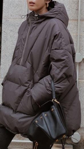 MACHATT on Instagram: "anorak down coat ボリューム感のあるシルエットが印象的なアノラックタイプのダウンコート プルオーバー仕様ならではの抜け感とフードのディテールがカジュアルなムードを引き立てます ダウン・フェザーを使用し、軽量ながらも優れた保温性があり冬の冷たい風をしっかりと防ぎ、快適な着心地を叶えます サイドジップやドローストリングを備え、シルエットの調整が可能なのでお好みのフォルムに調節していただけます ヒップが隠れる着丈で安心感がありつつ、都会的なスタイルにマッチする1枚です OUTER PRE ORDER☃️ 10.3 FRI 12:00---10.6 MON 23:59 free shipping #MACHATT"