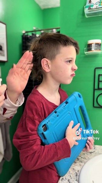 Mouths full of Ninna’s banana bread by the end. 😅😂 #momlife #morningroutine #morningvlog #schoolmorning #fyp