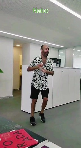 Perdiendo la botella de agua en la oficina
