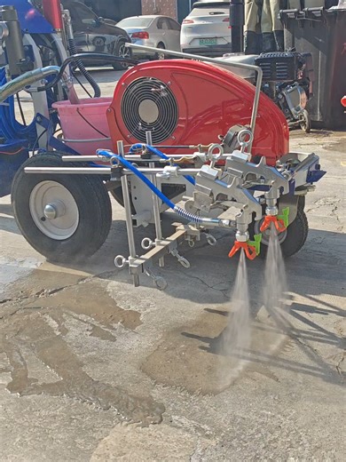 This intelligent cold spray line marking machine, compared to the previous hand-held spray painting machine, automatically sprays paint via a computer control panel.#Costeffective #Guangzhou #markingmachine #thermosplastic #Safety #MesinMarkaJalanDuaKomponen #machine #Ride-on #机械 #road