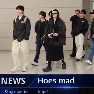 somente um grupo com um japonês bissexual, um filho do michael jackson, um ex-bbb namorado da marina sena, um dj tatuado e um romântico ex twink poderia servir tanto
