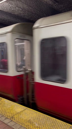 Boston Red Line at South Station #subwaytrain #train