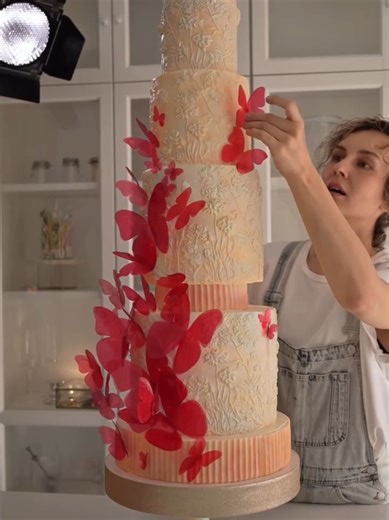 A little magic 🦋✨ Cake by 👉 @maffinosi (instagram) #ButterflyCake #ediblebutterflies