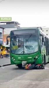 Un fuerte accidente de tránsito se registró la tarde de hoy frente al CAM de Dosquebradas. Un alimentador de Megabús colisionó con una motocicleta con dos personas a bordo. Lamentablemente, una de ellas perdió la vida. Se recomienda a los conductores tomar vías alternas mientras las autoridades realizan la inspección técnica del lugar. Video tomado de internet.#accidente #megabus #dosquebradas | TVA Noticias
