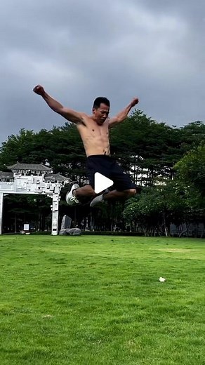 God Statham 郭达斯坦僧 on Instagram: "第一跳的动作感觉膝盖好疼 Follow @godstatham #training #bodybuilding"