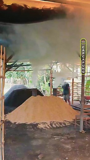 79K views · 15K reactions | Dari Limbah Jadi Berkah. Sekam bakar memiliki berbagai manfaat dalam pertanian dan perkebunan, terutama sebagai media tanam, pupuk organik, dan mulsa. Selain itu, sekam bakar juga dapat membantu memperbaiki struktur tanah, mengikat unsur hara. #sekambakar #usahakreatif #mediatanam | Cap Capung | Facebook