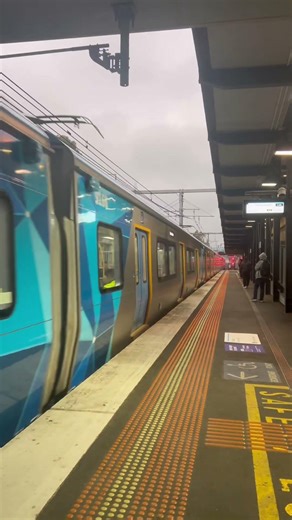 The Last Flinders Street HCMT from Springvale.