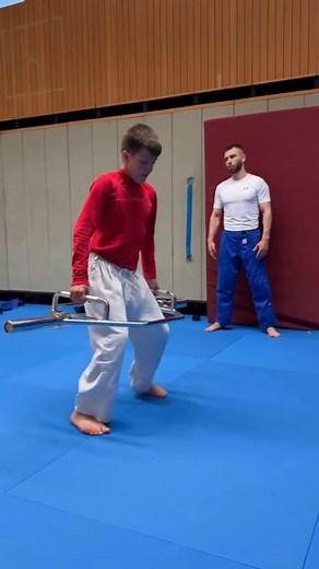 Top 6 Strength & Power Drills for Judo Teens 💥 Barbell Snatch — builds coordination and total-body strength. 🌀 Kettlebell Snatch — improves balance and shoulder stability. 🤝 Seoi Nage Power Pulls — first with weight, then in groups (grip & pull simulation). 🔥 Medicine Ball Ballistics — explosive throws inspired by Otoshi Goshi. ➡️ Lateral Trap Bar Walks — targets core and stabilizers through movement. 🥋 Throw Series Prep Drill — smooth technique, control, and speed. 🎯 Perfect for teens loo