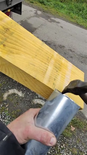 Jimmy/ Expert toiture on Instagram: "Petite vidéo avant les fêtes. Profitez bien de vos proches, joyeuses fêtes de Noël à vous tous 🎄 Mettez-vous en plein la panse ! On se retrouve avec la vidéo sur le chéneau, kenavo ! #roofing #bricolage #toiture #couvreur #artisanat"