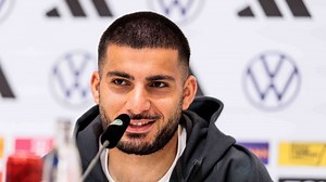 Deniz Undav spricht über den seifigen Rasen in Frankfurt & über Musik
