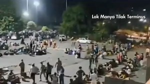 Large number of migrants remain stranded outside CST station in Mumbai after many trains got cancelled. | The Times of India