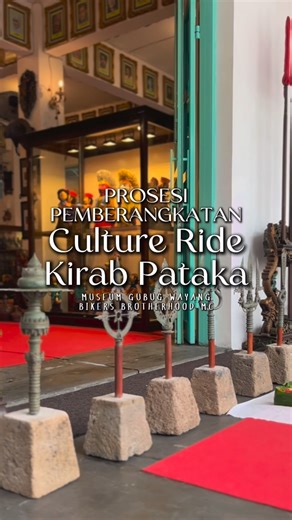 Museum Gubug Wayang on Instagram: "Doa khidmat para ahli spiritual mengawali prosesi Kirab Pataka Majapahit malam ini. Sambutan hangat dari Penasehat Museum Gubug Wayang Bapak Kombespol Tri Suhartanto, S.I.K. disusul pembacaan sambutan Ibu Wali Kota oleh Ibu Ani, Kadis Disparpora, mengiringi momen potong tumpeng yang diserahkan kepada El President BBMC. Ditutup dengan sesi foto dan deru mesin yang menandai dimulainya perjalanan Pataka Majapahit menuju Bandung. #KirabPatakaMajapahit #Cultureride 