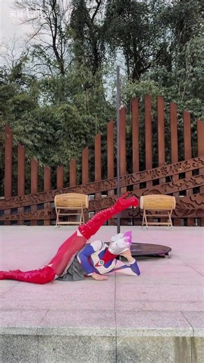 The performance started, the creative Ultraman dance