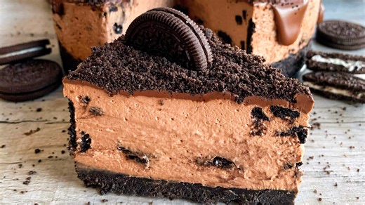 Oreo & Nutella Cheesecake 😍 What is your favourite flavour cheesecake? 💖 These are two of my favourite flavours combined into one! Just like the Biscoff and Nutella Cheesecake 🤤 You only need 6 ingredients to make it and there’s no baking involved! Sound on for full instructions 🔉 All you need is👇 Base: 26 (290g) Oreo’s, finely crushed 90g unsalted butter, melted Cheesecake: 400ml double cream, cold 500g cream cheese 450g Nutella 80g icing sugar 12 Oreos, broken Topping: 150g Nutella, melte