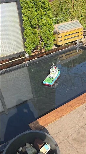 Antje ist das erste Schiff im neuen teich