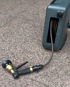 Royal Gardener's Club on Instagram: "ホースリールをご利用の方へ。「ホースが破れてしまった時の修理方法」です。 ・ 先日の「使い終わったら蛇口を閉めてください」のpostに関係する続編です。 こちらもぜひ覚えておいて頂きたいと思います。 ・ ホースが破れてしまった。膨らんできている。 蛇口を開けっ放しにしていると遅かれ早かれいずれそんな状態になることがあります。 要するに水が漏れます。困りますね。 もし気付かなかったら。。。あたりは水浸しに。 ・ 文具ばさみがあれば簡単に修理ができます。 破れたり膨らんでしまった箇所をカットしてつなぎ直します。 ・ 【動画解説】 ホースがつながっているコネクターの「ナット」の部分を反時計回りに回して外します。 ナットはホースの根元の方にずらしておきます。 ・ ホースをコネクターから外します。 ホースはしっかりはまっているので、グニグニとしたりホースを回転させながら引き抜きます。 この時、ホース先端2cm位までの部分は持たないようにご注意ください。 （ホースが刺さっている内側のコネクター先端部分の破損防止です） 差さっ