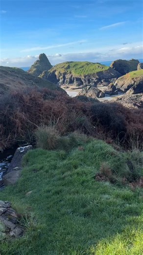 Featured in my new online course Remembering in Paint coming soon! 🤗The truly magical Kynance Cove on the Lizard Peninsula in Cornwall. This is yesterday! It was low tide and just a handful of people. A beautiful morning full of inspiration plus a nice pit stop @kynancecovecafe for a flat white and home made flapjack! Delicious - buttery and heady with golden syrup. ➡️Please join my mailing list if you’d like to be kept up to date with the online course release date. I hope to have available in