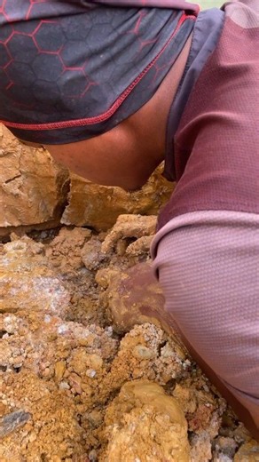 This muscular young man found a gold nugget beyond his expectations #gold #golden #goldminers #goldhunting #goldhunter #goldprospecting #goldgranulers #goldpanning #goldnugget #goldrush | Cahaya Gold Hunter