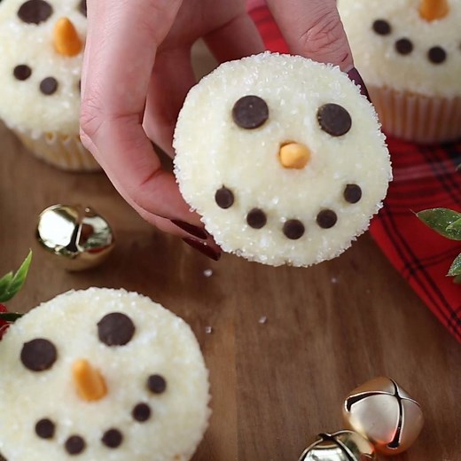 Sprinkle Snowman Cupcakes that are SUPER easy to make! No more spending hours on making cute treats that will be gobbled up in 30 seconds... Recipe and Tips: http://www.yourcupofcake.com/2017/12/easy-to-make-snowman-cupcakes.html | Your Cup of Cake