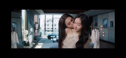 Faye you kissed to the end and knocked down Atom was an on-the-spot raid plus drama? Seeing you snickering, Atom looked surprised, fortunately Atom could take on and continue to act, 1 take over🤣🤣@malisorn00 @atomprys #FayePeraya #AtomPariya #FayeAtom #BrokenOfLoveTheSeries LOVE OUT OF CONTROL #BrokenOfLoveEP5