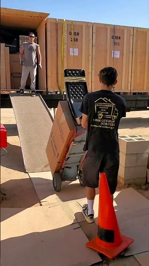 How do professional moving companies load and unload your stuff? #movingday #truckdriver #movingtips
