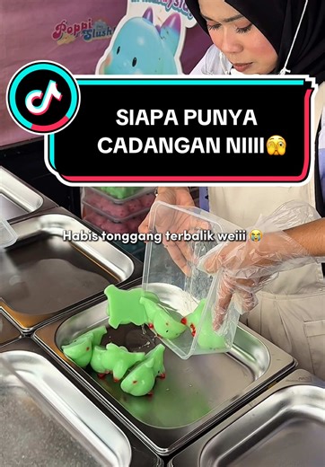 Replying to @Mdhfz99 Jangan kata kami tak cuba naaa 😆 Kalau yg dah pernah datang booth kami mesti tau macam mana kami handle sekoq-sekoq ni. Kami dah PRO tau 🤣 Btw kami last tour di Melaka tau minggu ni. Mai kaih kami tunggu dekst Mydin MITC ni, pastikan cari booth yang ada muka kakak-kakak jelly ni tau! #thekiosk #melaka #fypシ゚viral #kuantan #ximilu #cutejelly #jellycartoon #snowicebucket #poppijelly #poppislush #slushie #mitcmelaka