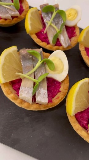 Тарталетка с селедью🎄 Рецепт в Инстаграм: kristina_pvm #рецепттарталеток #тарталетки #подшубой #закуска #рецептзакуски #закуски #праздничныйстол #рецепты #тарталетка #тарталетканапраздничныйстол #новогоднийстол2022