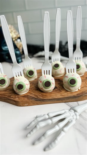 Have leftover cake or cupcakes? Make these Eyeball Cake Pops for Halloween! Comment “recipe” and I’ll send you the printable recipe 👁. ⭐️ Follow for more simple, fun, healthier recipes ⭐️ Shockingly, our family is not big cake/cupcake eaters. After a party, I freeze all of the leftover cake or cupcakes (take the wrappers off first) to make cake pops in the future. We had a ton of gluten-free strawberry cupcakes leftover from Evelyn’s birthday party, so I figured this was the perfect opportunity